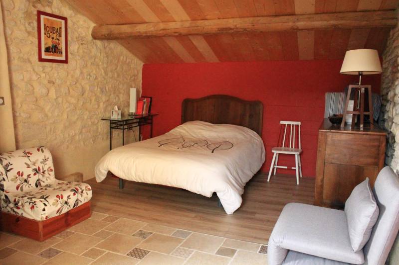 Maison de hameau avec cour, annexe et bassin au cœur de l'un des plus vieux hameau du village de Gordes.