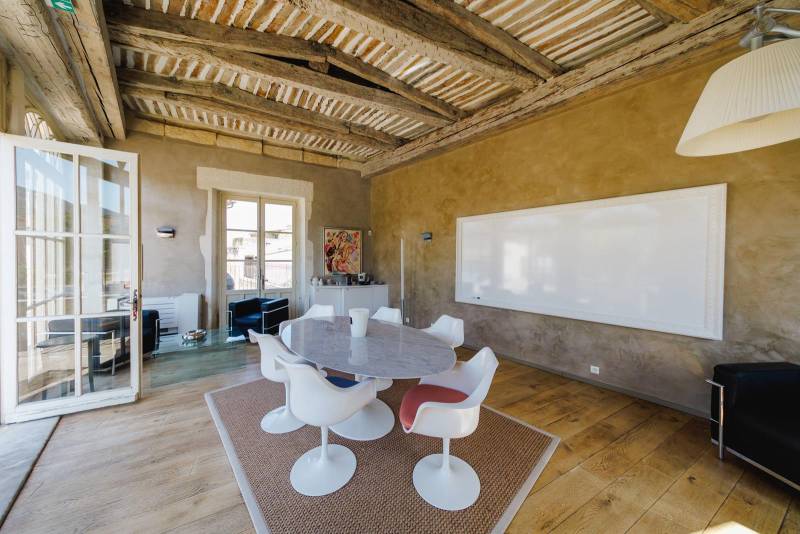 Bastide de ville du XVIIe siècle au cœur du Luberon, ancien couvent réhabilité, organisée autour d’un vaste patio central, offrant plus de 1 600 m².