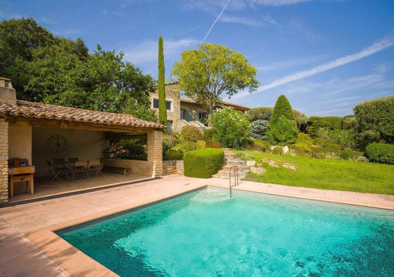 Gordes, belle propriété en pierres avec dépendance, piscine et terrasses, offrant des vues panoramiques sur le Luberon.