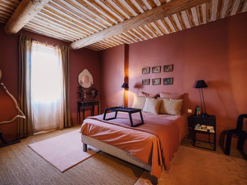 Maison du XIXᵉ siècle restaurée en plein cœur d'un hameau de Gordes offrant charme et confort moderne.