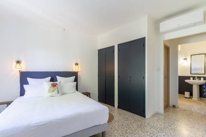 Maison de caractère de près de 320 m² avec cour intérieure, piscine et appartement indépendant de près de 135 m2 à Lagnes.