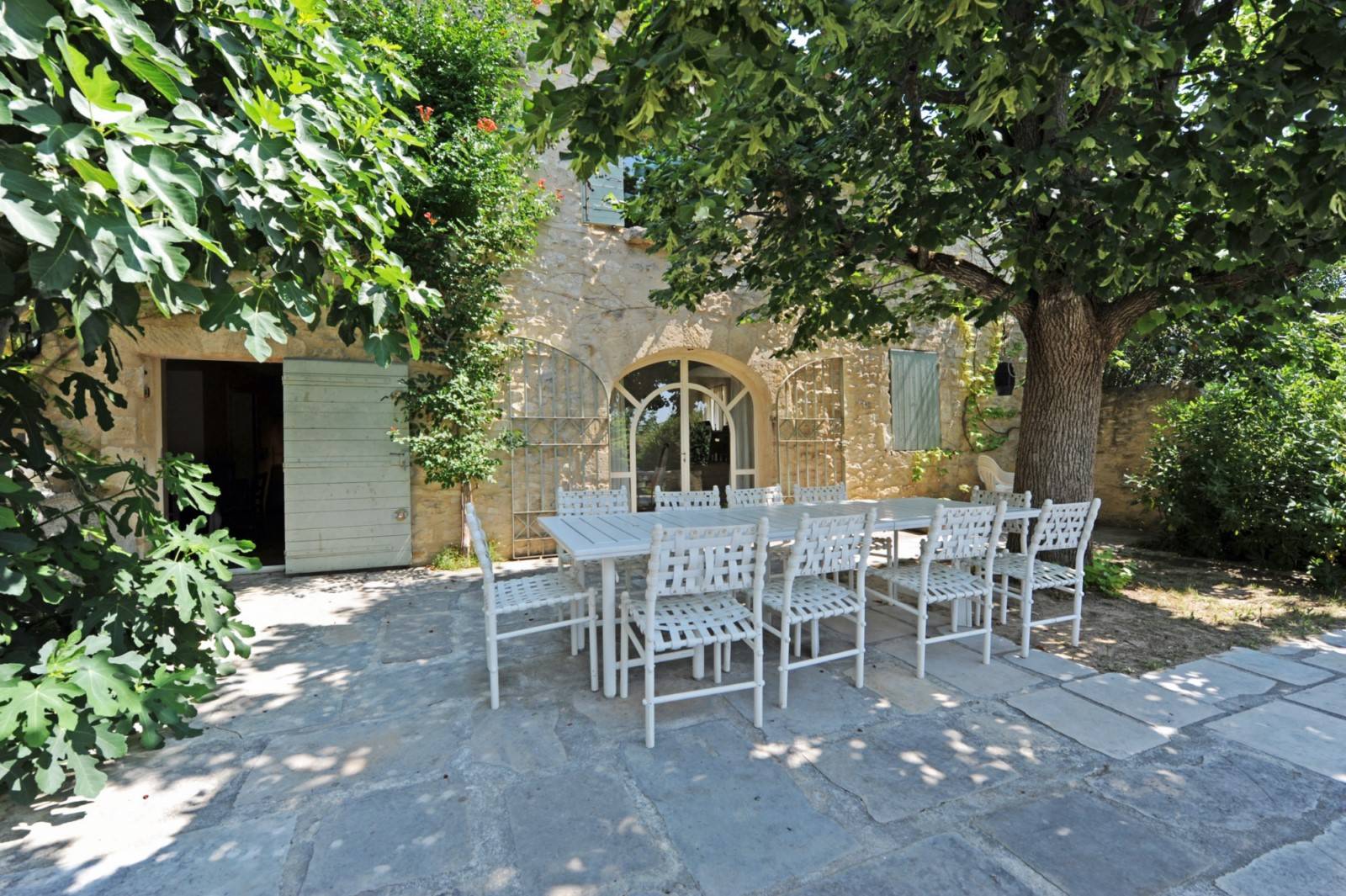 Luberon, propriété de famille avec dépendances et piscine   