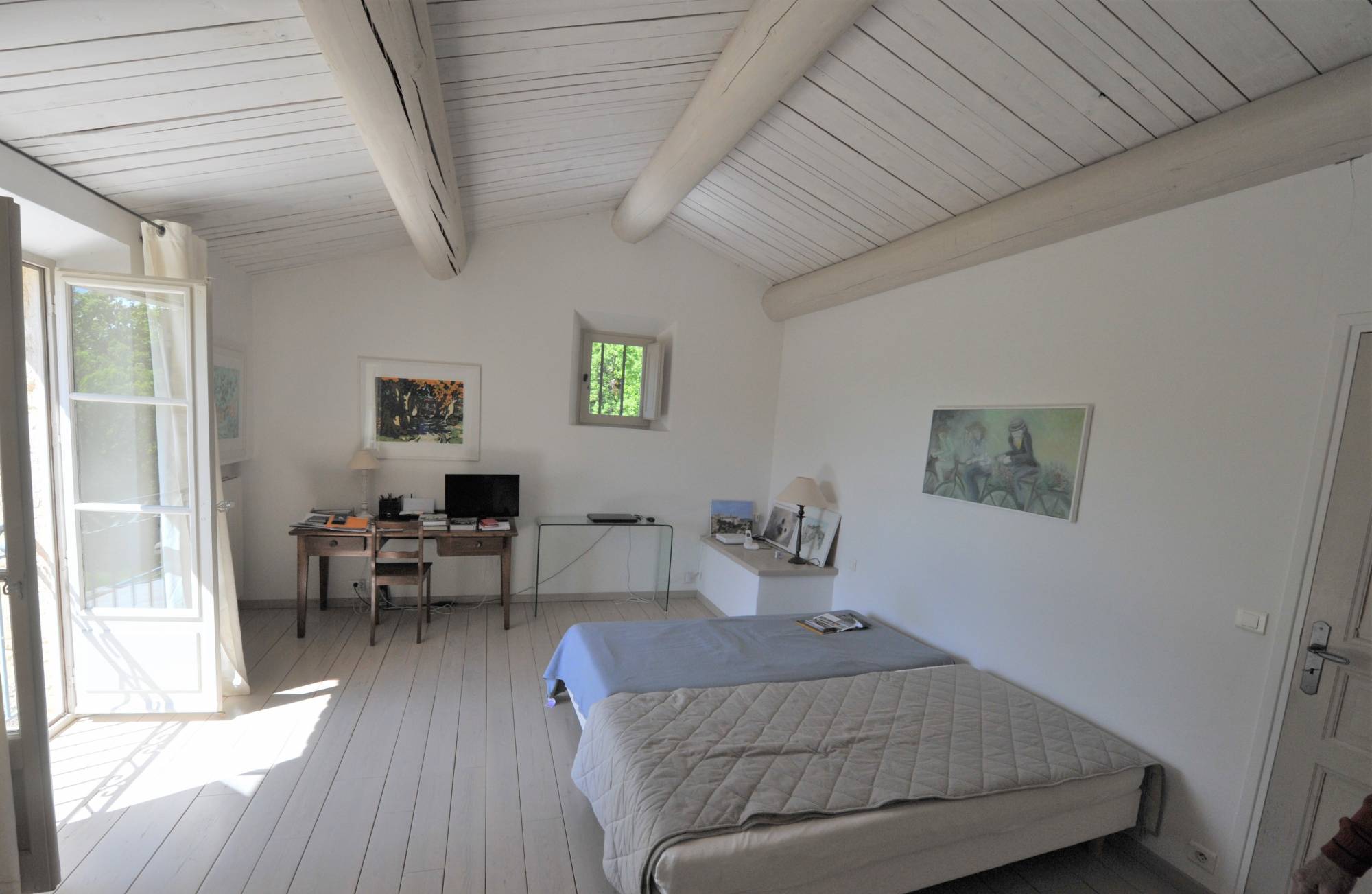 Exclusivité à Gordes - Maison en pierres sur terrain arboré avec piscine   