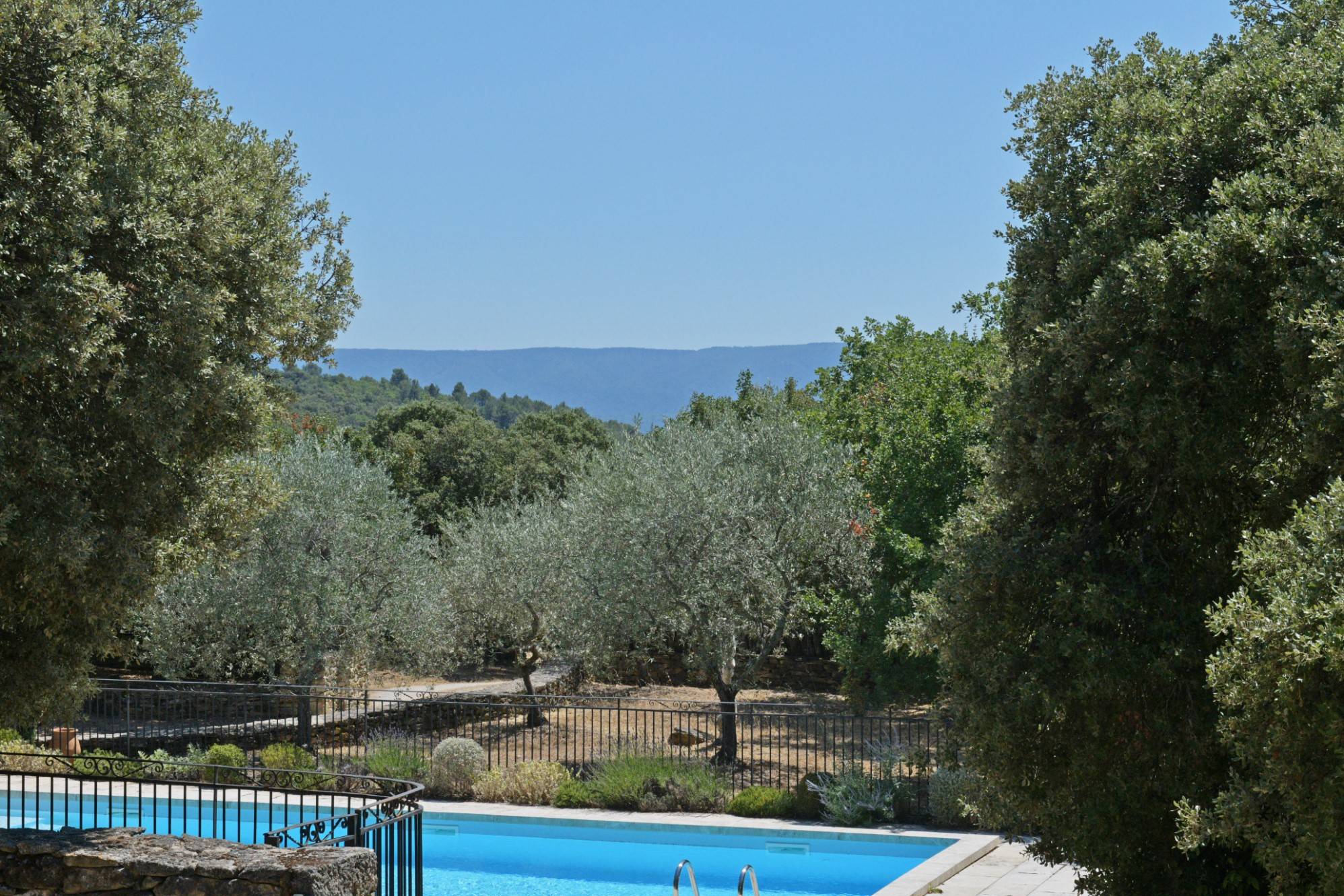 Gordes, ferme rénovée avec piscine sur terrain d'un hectare   