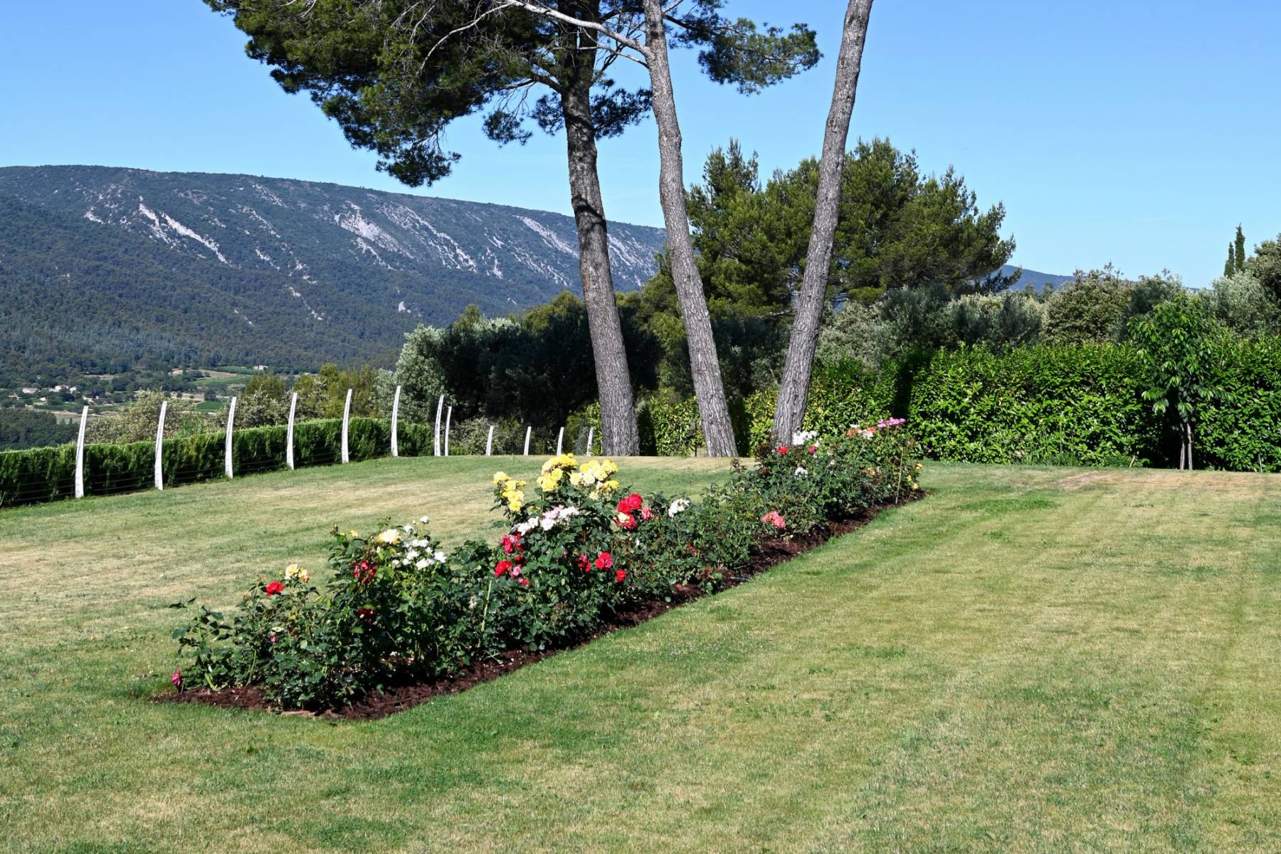 Ménerbes : propriété d'agrément en position dominante face au Luberon   