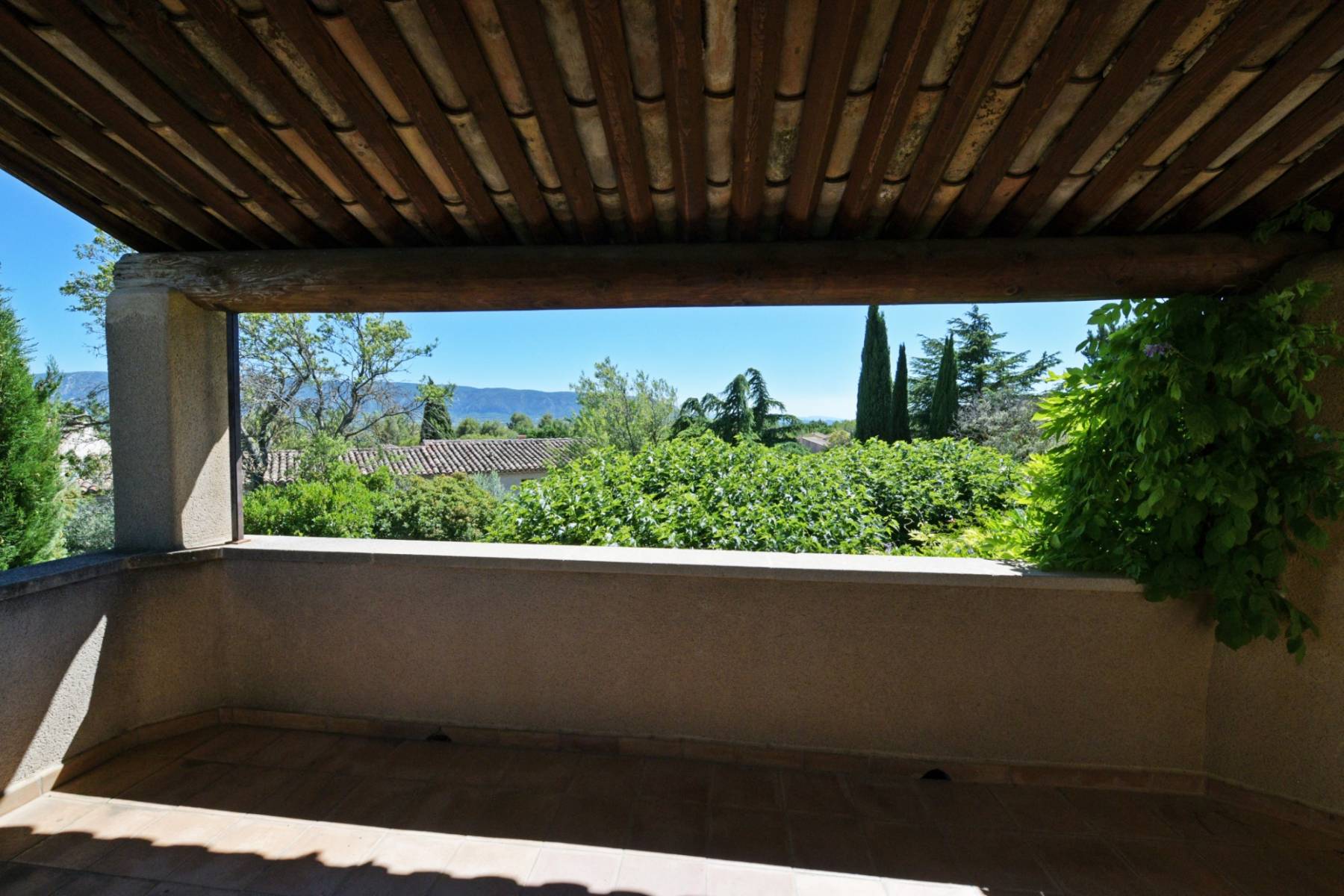 Cabrières d'Avignon : propriété de village avec dépendances et piscine.   