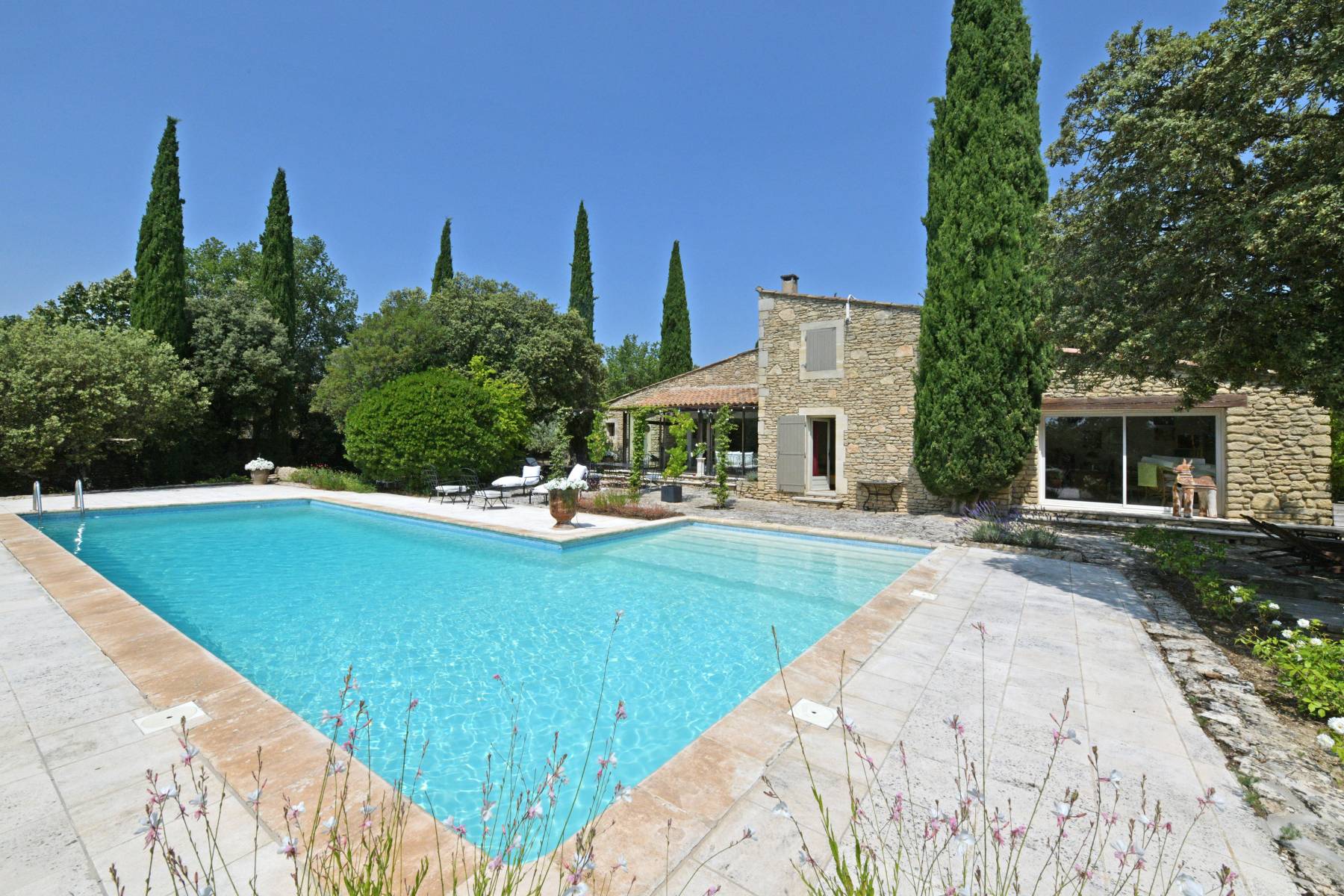 EXCLUSIVITE Gordes : Maison proche du centre du village avec piscine    