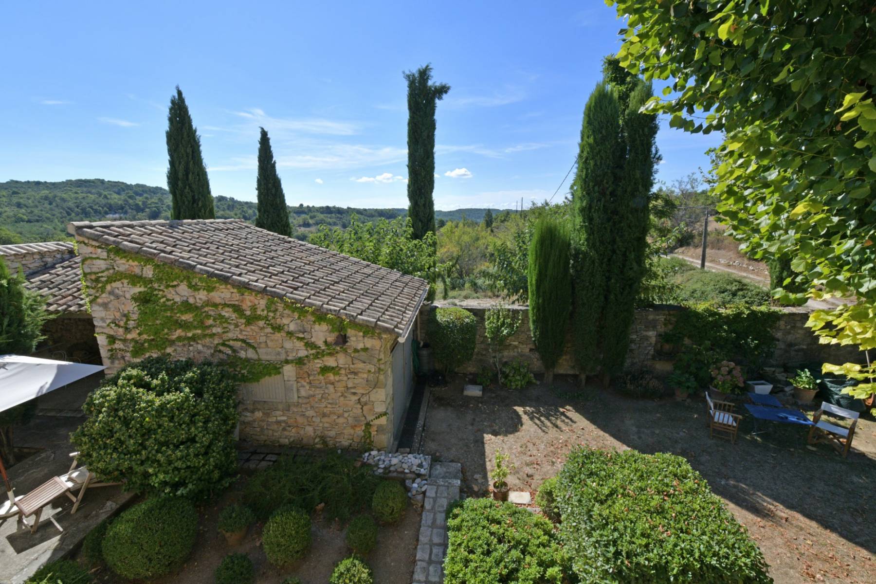 Vue panoramique depuis propriété d'exception proche de Gordes