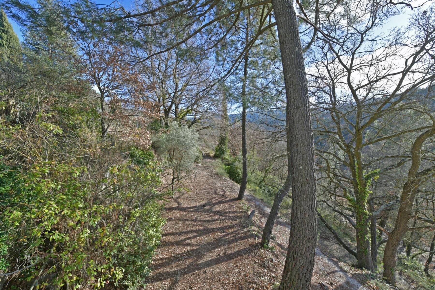 Ménerbes : propriété de village avec piscine, dépendances et vue.   