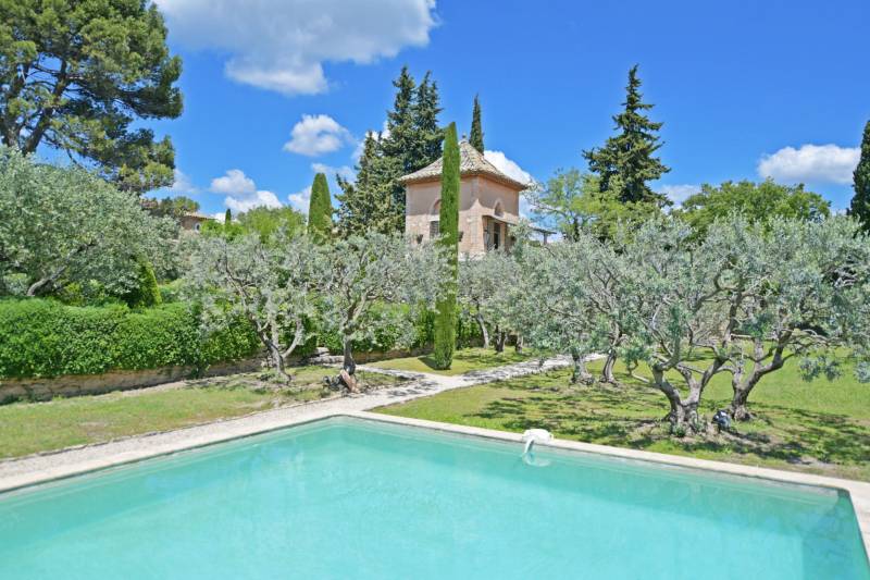 A Gordes, élégante propriété de charme avec maison principale, annexes et tour du 18e à deux pas du village.