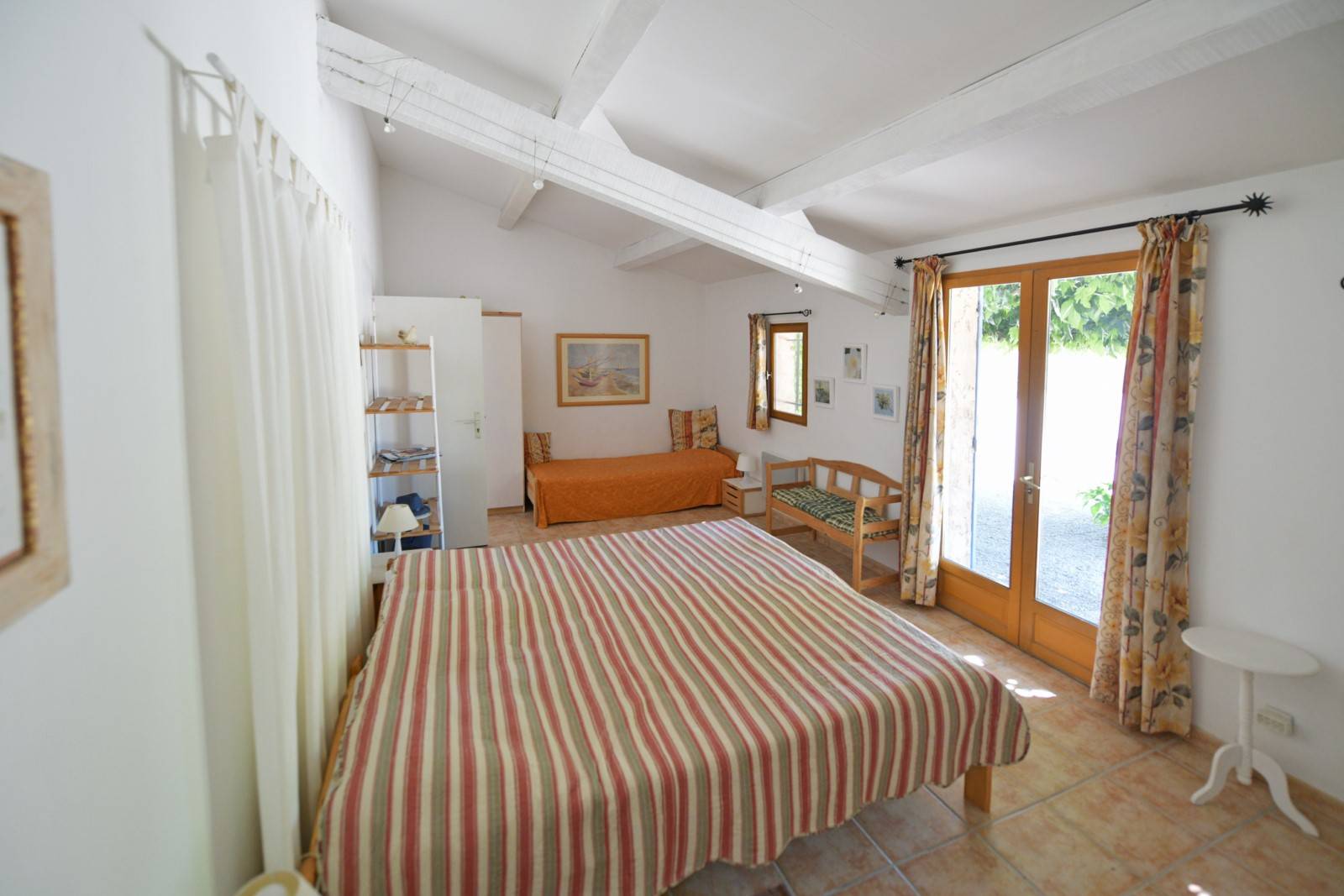 En vente à l'Isle-sur-la-Sorgue, proche du centre-ville, villa de 4 chambres avec dépendance et piscine sur terrain paysagé.