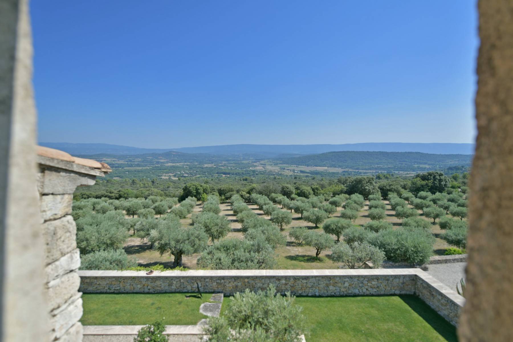En exclusivité - authentique ferme à la rénovation contemporaine sur 6 hectares en situation extraordinaire à Gordes face à la vallée du Luberon.