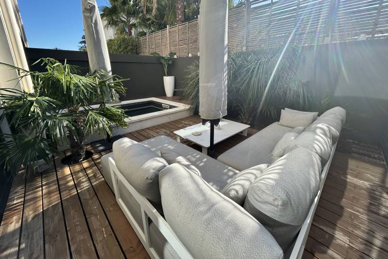A Saint Rémy de Provence, dans le centre du village, superbe loft  atypique de 150 m² avec cour et piscine.