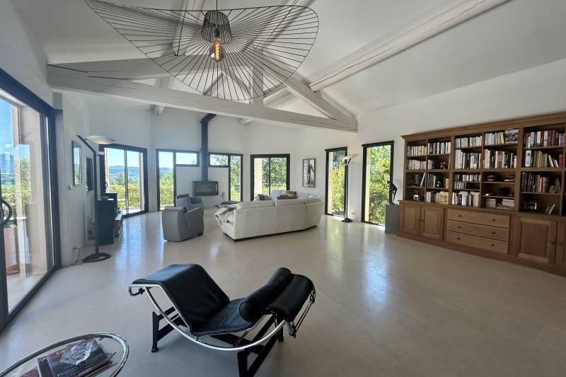 À Saint-Saturnin-lès-Apt, élégante propriété avec vue panoramique sur le Luberon, au cœur d’un parc paysager de 5 620 m² avec piscine.