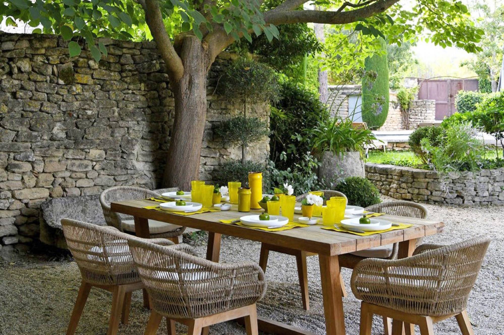 Salon de jardin sur propriété de prestige à Gordes en Luberon