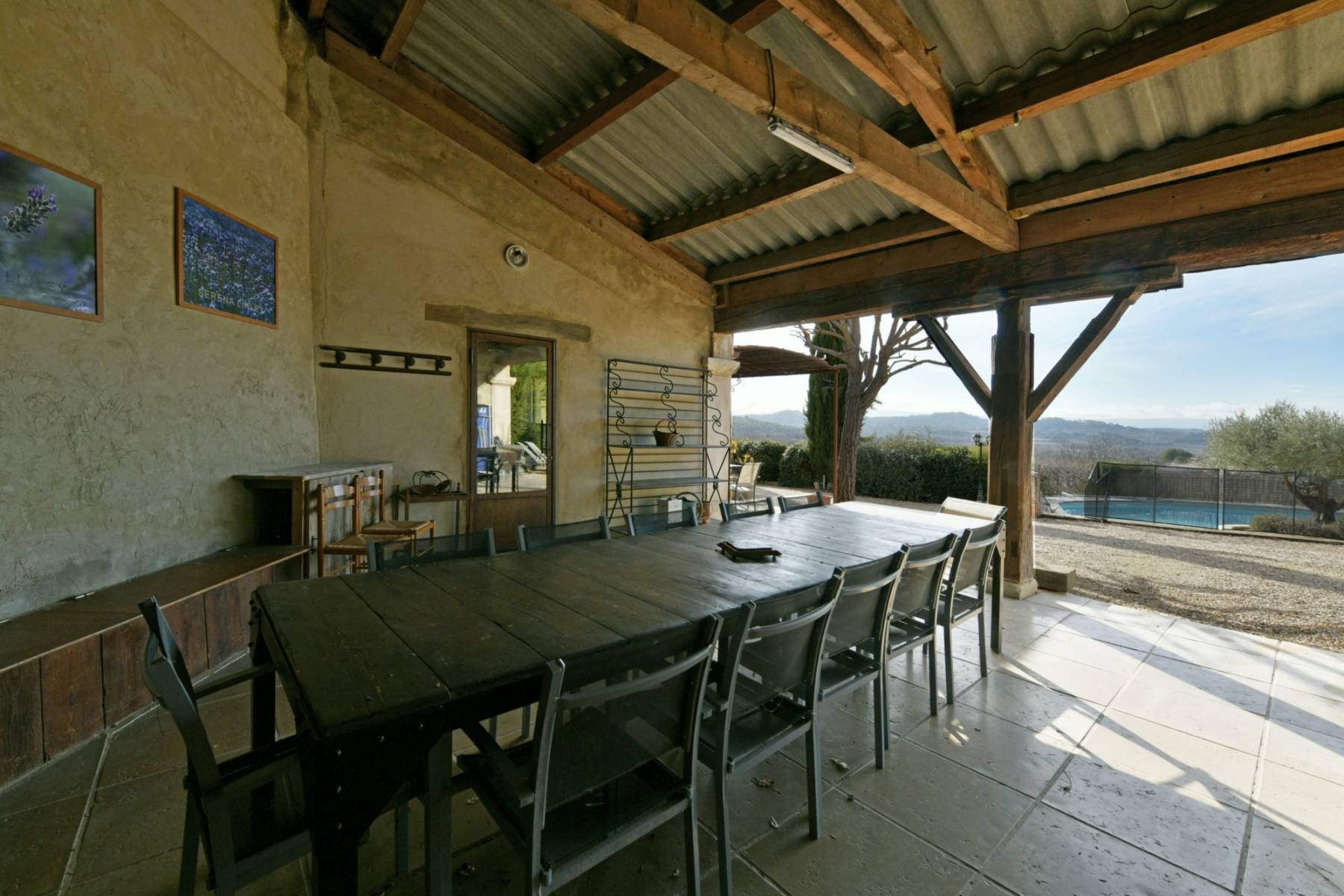 Proche de Gordes: Propriété d'agrément à flanc de colline.   