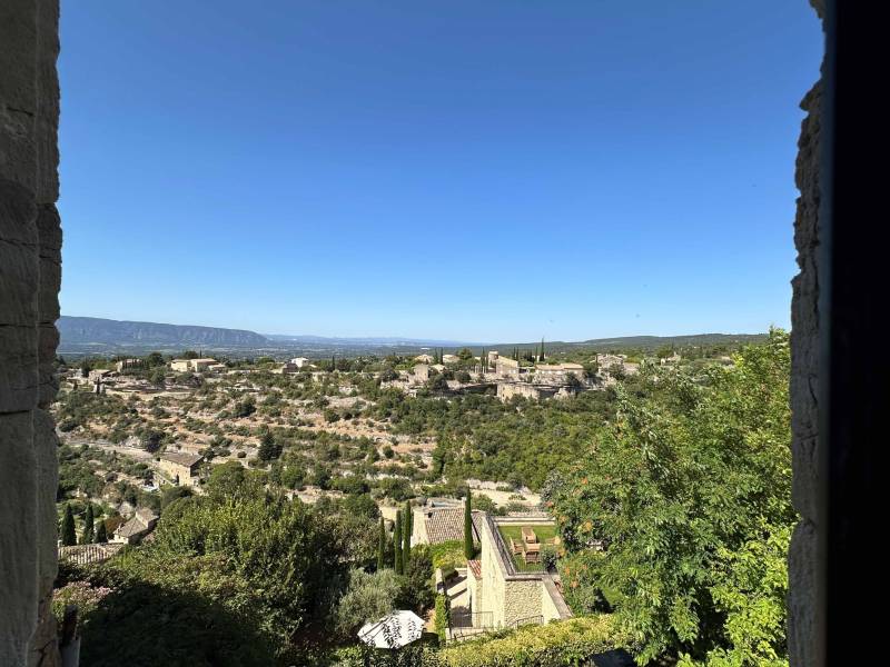 Gordes : immeuble de rapport au centre du village face au château sur 5 niveaux avec vues