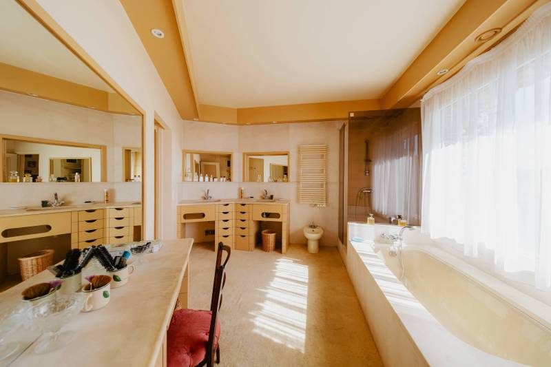 BIEN VENDU Gordes : villa en pierres à rénover avec emplacement exceptionnel et vues panoramiques sur le Luberon sur un terrain de plus d' 1.8 hectare.