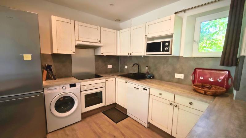 En exclusivité, rare à la vente, bastidon avec vue et piscine partagée dans le centre de Gordes. BIEN VENDU