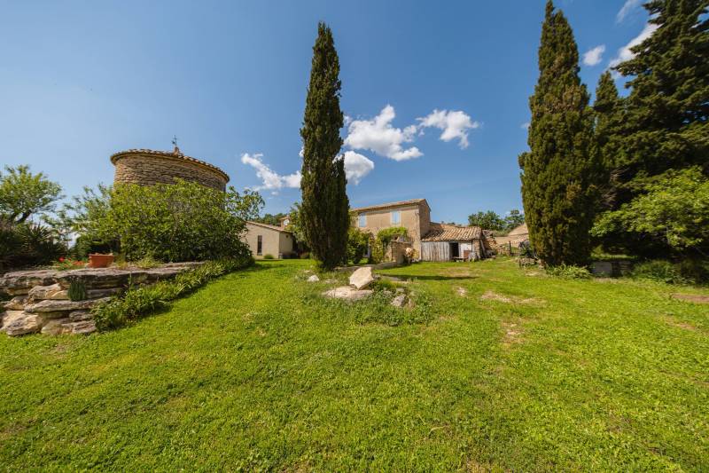 Gordes : rare propriété de village en position dominante avec piscine et annexes à 2 pas de la place du Château.
