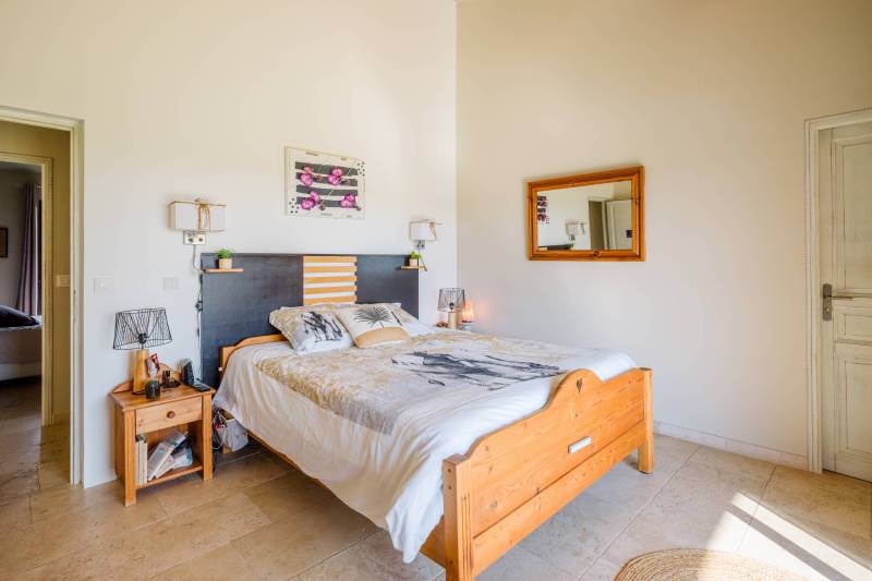 Villa contemporaine avec piscine, pool house sur grand terrain paysagé et vues sur le Luberon à proximité de Roussillon