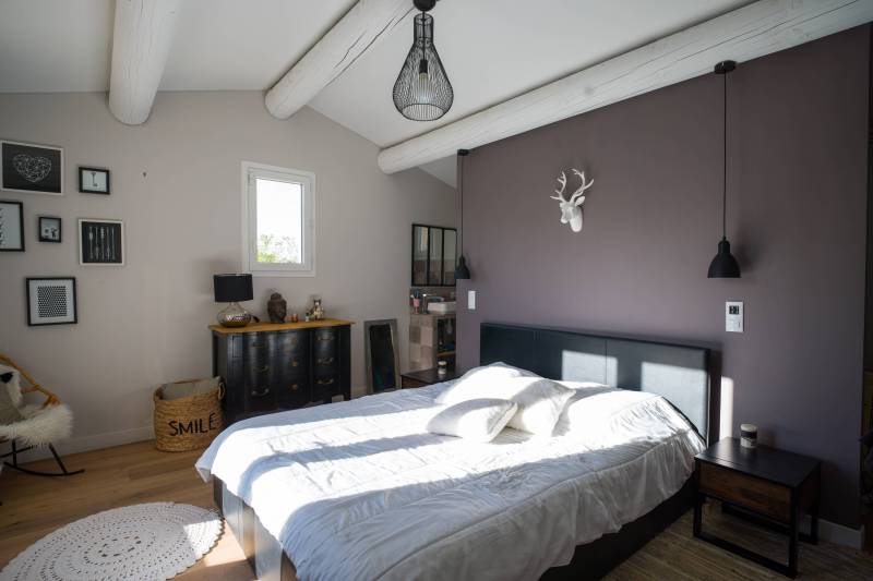 A la vente à Roussillon, au cœur du Luberon, villa contemporaine avec piscine et très belle vue.