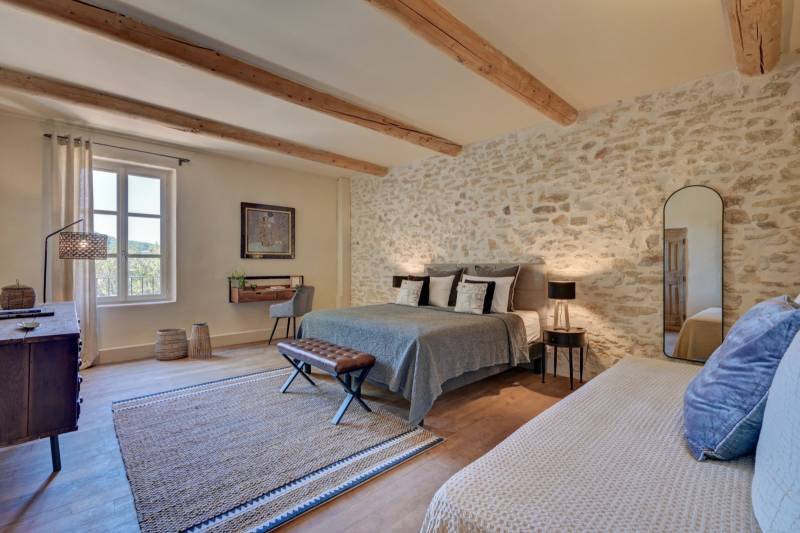 A la vente, bastide et corps de ferme rénovés avec dépendances, sur plus de 4,3 hectares, à proximité de Roussillon et de Bonnieux
