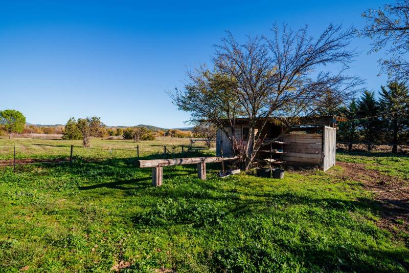 A Gordes, propriété d’agrément au calme sur 2,4 hectares avec dépendances, espaces pour chevaux, piscine et oliveraie.