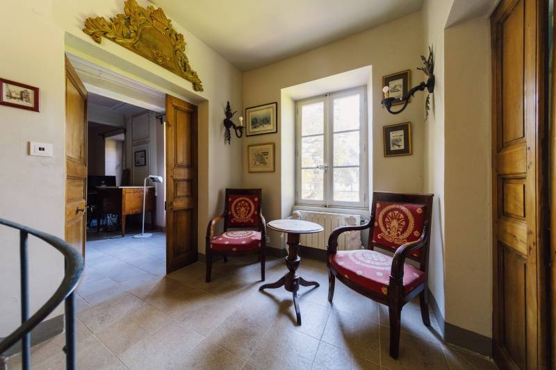 A la vente, maison de maître du XVIIIe siècle à restaurer sur 1,6 ha plein sud à Oppède