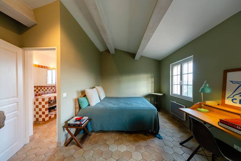Cabrières d'Avignon - A la vente, maison de 3 chambres avec piscine et garage, au calme avec vue sur Gordes.