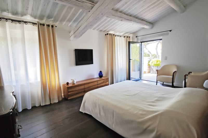 Exclusivité - À Saint Saturnin lès Apt, sur plus de 2.5 ha, superbe maison à la restauration parfaite avec piscine, tennis et vue sur Gordes.
