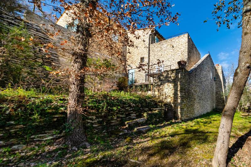 Proche de Gordes, propriété d’environ 2 hectares plantée de chênes centenaires offrant des vues panoramiques sur la plaine du Luberon.