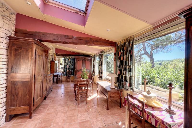 Proche de Gordes, charmante propriété en position dominante composée de 2 habitations et d'un gite sur 2 ha avec piscine et vue Luberon.