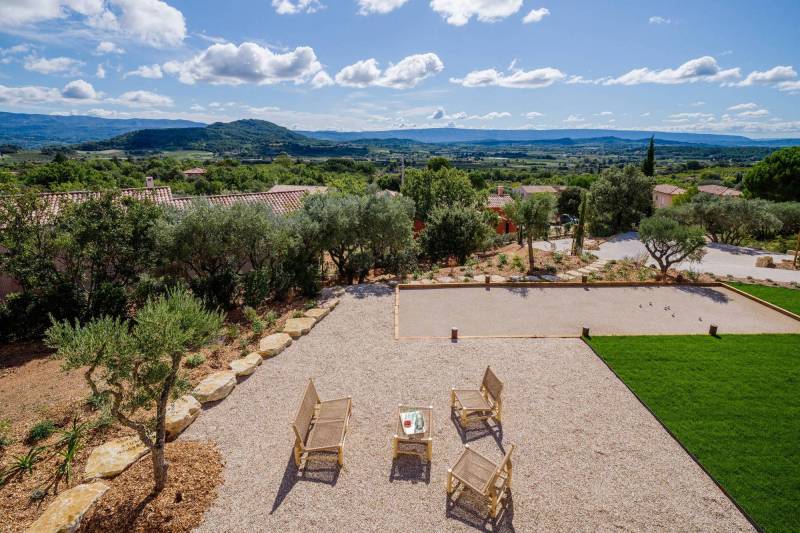 Spectaculaire villa contemporaine en pierres avec piscine, en position dominante face à la vallée à vendre proche de Saint-Saturnin-les-Apt.