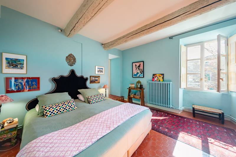 Au cœur de Cabrières-d’Avignon, à vendre, élégante maison de maître rénovée d’environ 300 m² avec de beaux volumes et des matériaux anciens préservés.