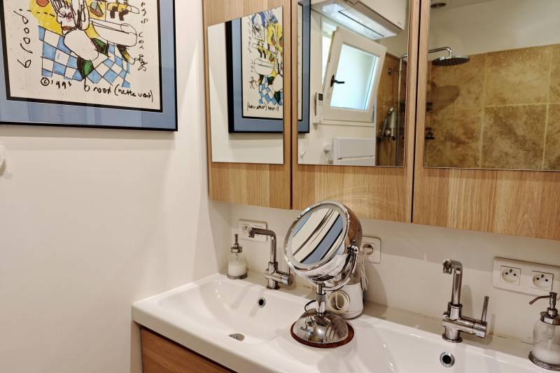 A la vente à Saignon, authentique bergerie restaurée, en pierres, avec piscine et superbe vue sur le Luberon.