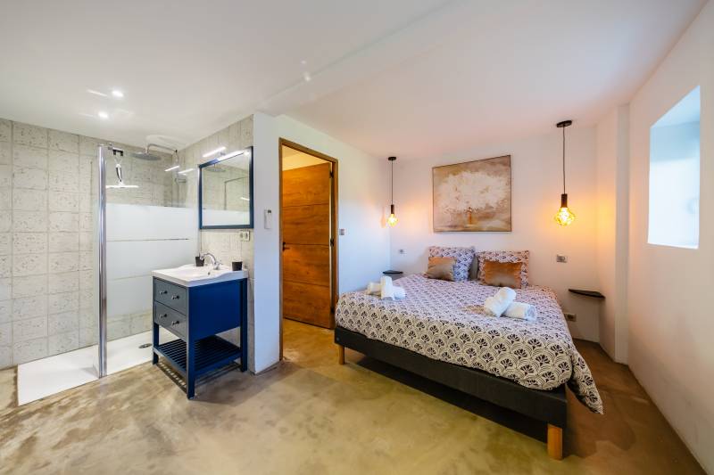 Propriété à fort potentiel au pied du village de Bonnieux sur 20 ha avec vues panoramiques sur les villages perchés.