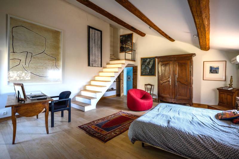 Dans le village de Cabrières-d'Avignon, maison de maître historique en pierre de taille avec piscine et jardin près du château.