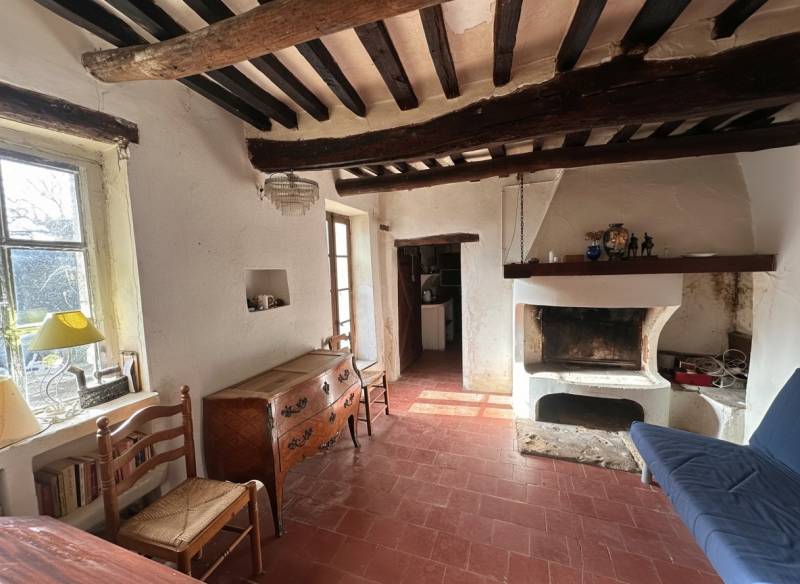 À quelques minutes des villages emblématiques du Luberon, dans le village d'Oppède, authentique ferme en U à rénover.