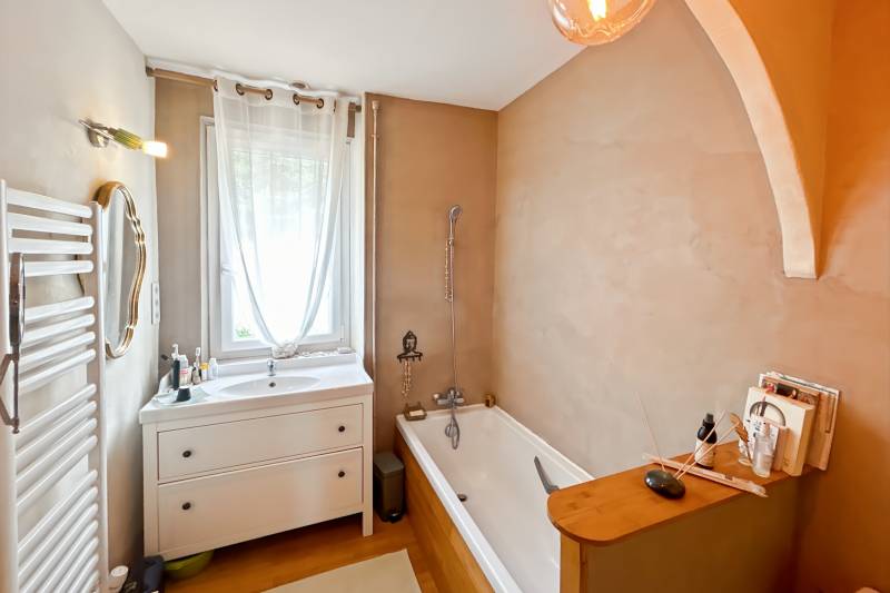 A L’Isle-sur-la-Sorgue, quartier Saint-Antoine, à vendre, maison ancienne rénovée sur 2500 m² avec gîte indépendant, piscine en copropriété et vues dégagées.