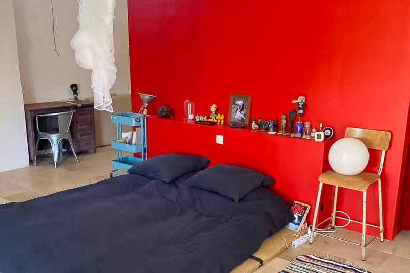 Entre Robion et Cavaillon, mas rénové au calme, comprenant 8 chambres dont une suite de 60 m² et deux gîtes indépendants, avec piscine et pool house.
