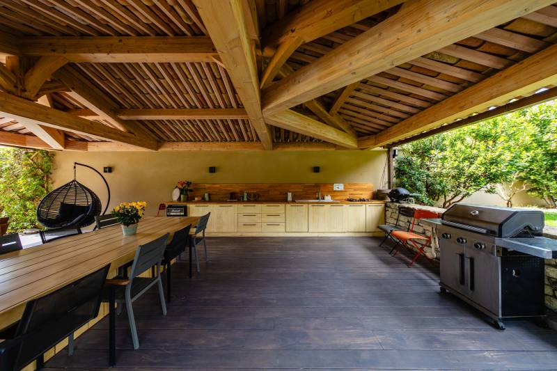 Propriété contemporaine au cœur du Luberon avec piscine, pool house et dépendance sur 2400 m², bénéficiant d'une vue exceptionnelle sur Lacoste.