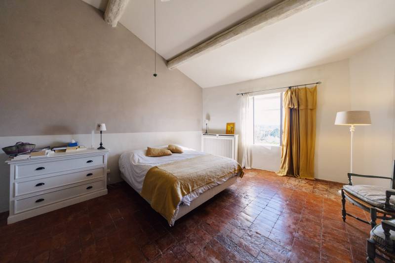 Exceptionnelle propriété avec appartement indépendant, piscine et dépendances sur terrain paysagé de 3500 m² avec vues dégagées.