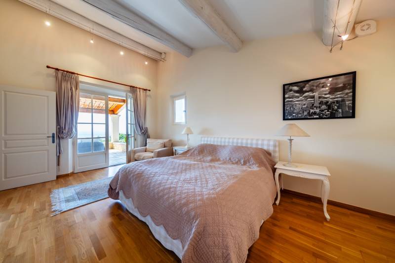 En exclusivité - Elégante propriété d'agrément en pierre de 248 m² offrant une vue panoramique exceptionnelle sur le Luberon proche de Gordes.