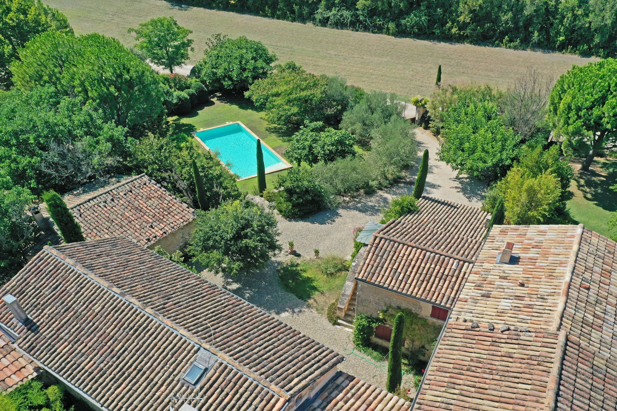 Proche de Goult, mas ancien avec dépendance et piscine   
