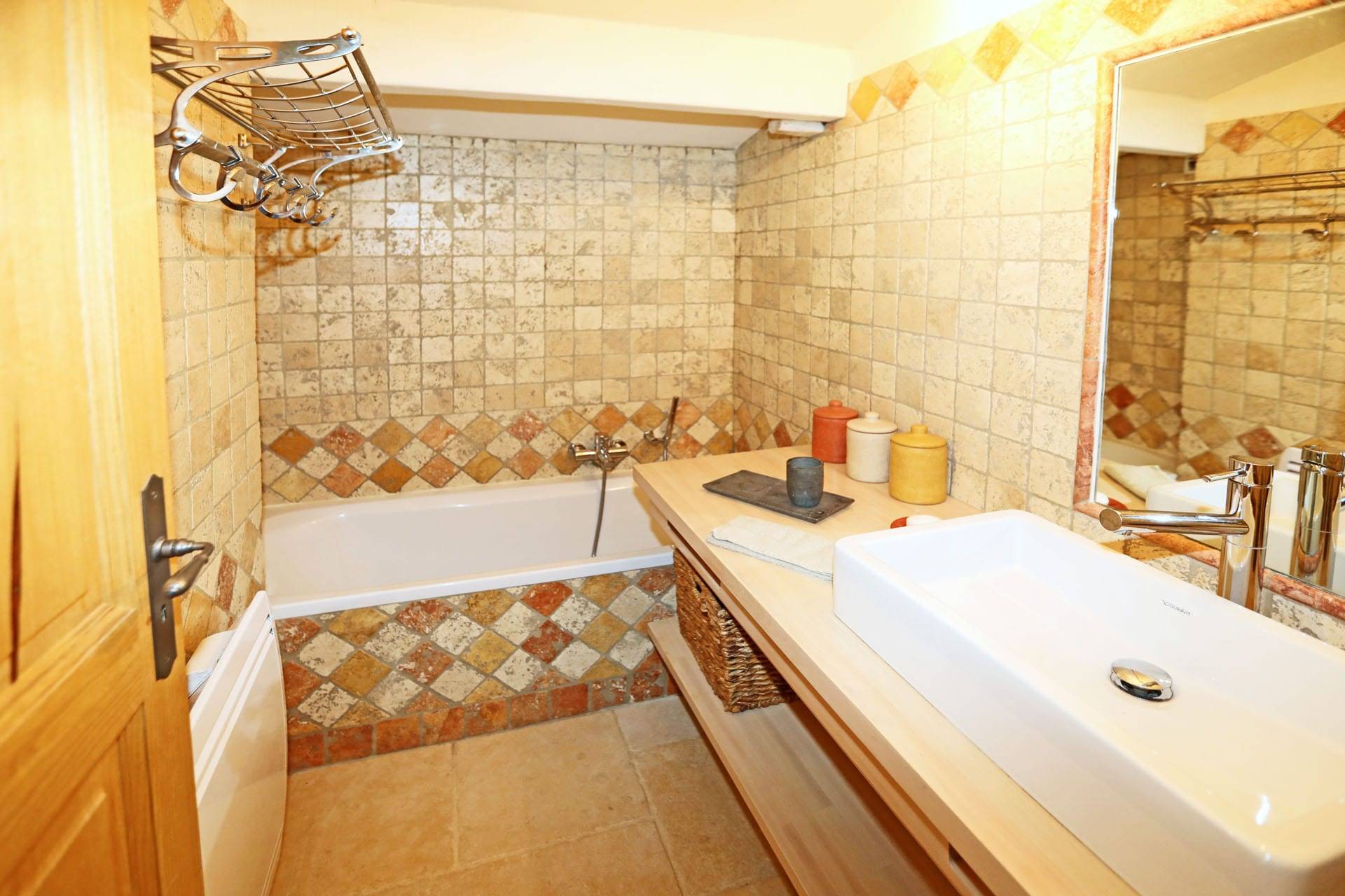 maison avec piscine et pool-house dans le village de Gordes   