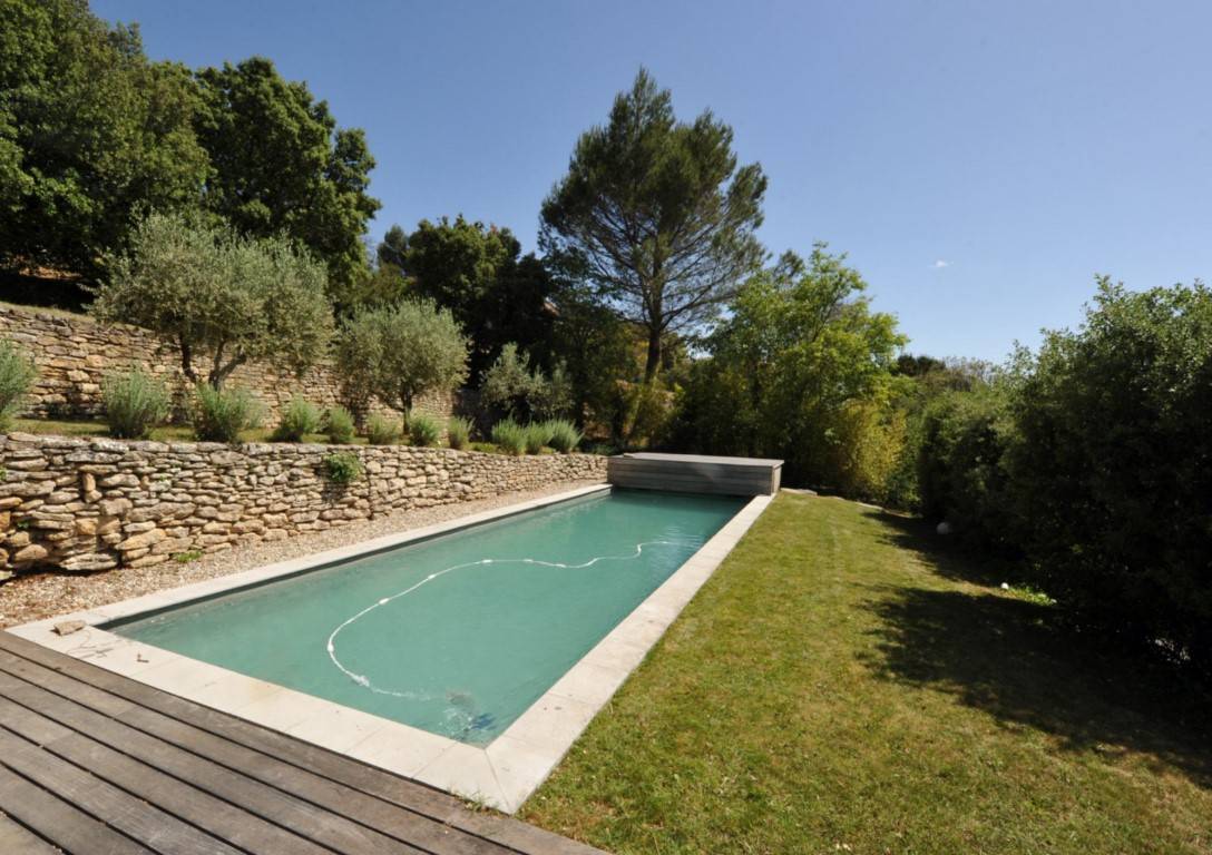 Gordes, maison contemporaine en pierres   