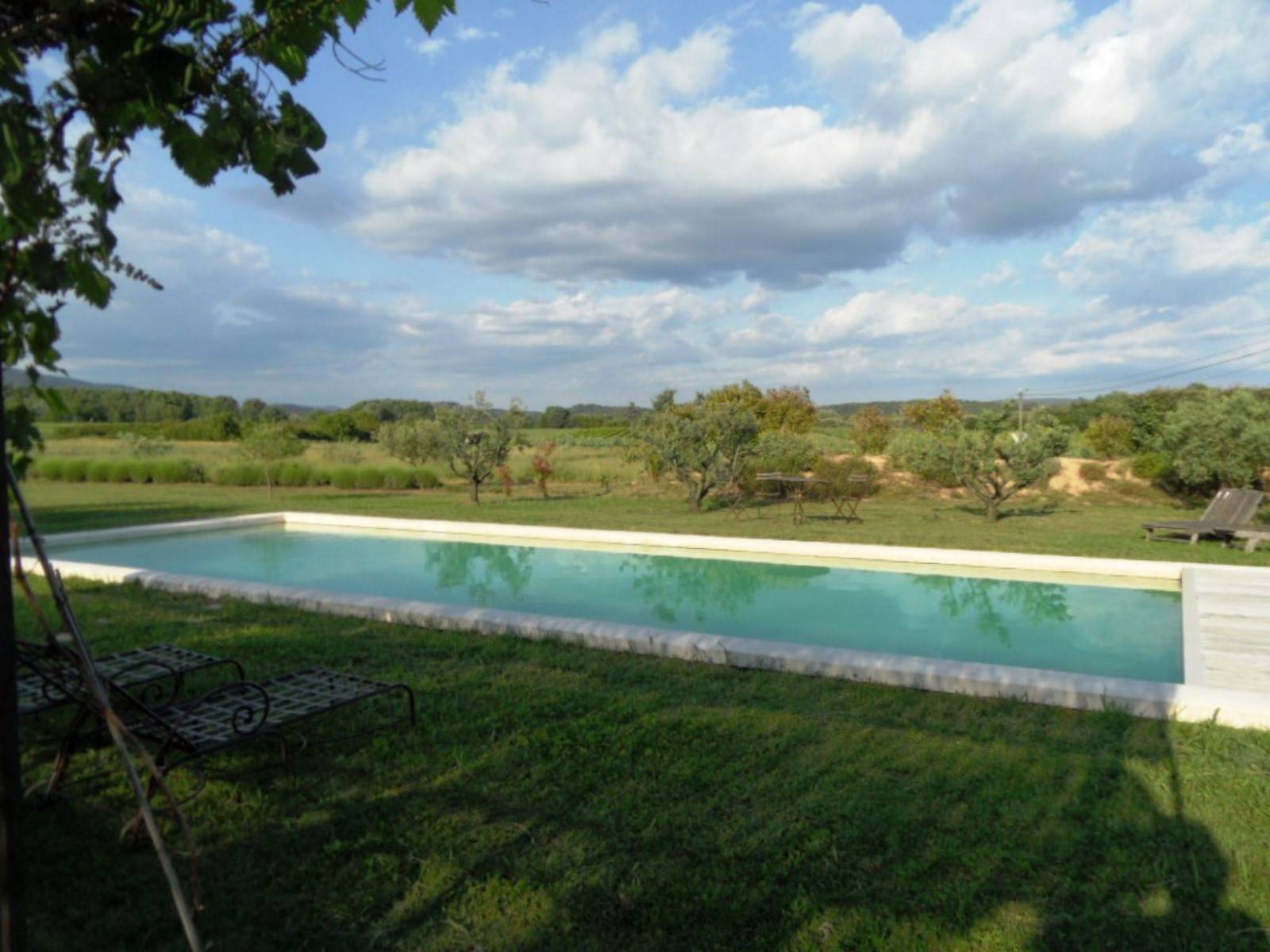 Luberon sud, mas avec gîtes et piscine à Sannes   
