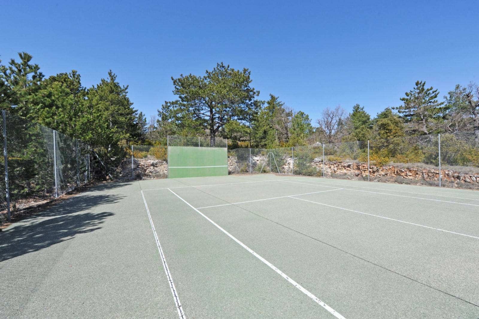 bergerie avec piscine et tennis sur 70 hectares   
