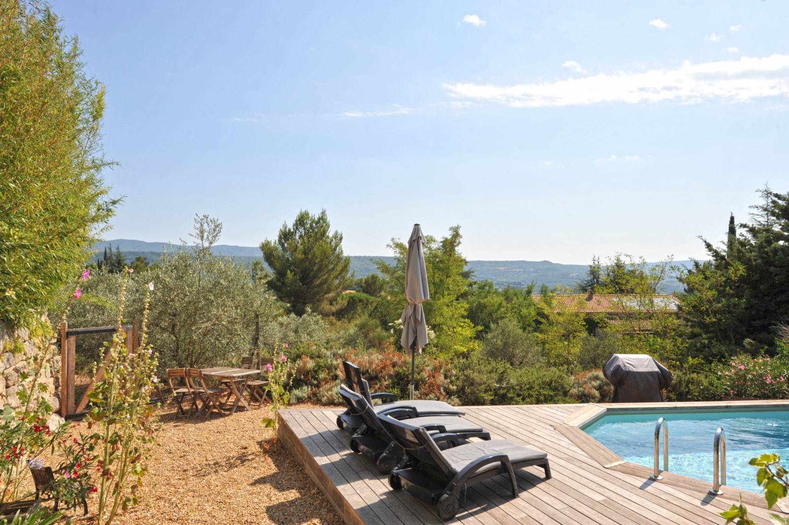 sur les hauteurs d'Apt, maison de plain-pied avec gîte et 2 piscines   